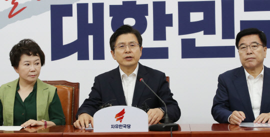 황교안 한국당 대표가 4일 국회에서 열린 최고위원회의에서 발언하고 있다.   연합뉴스